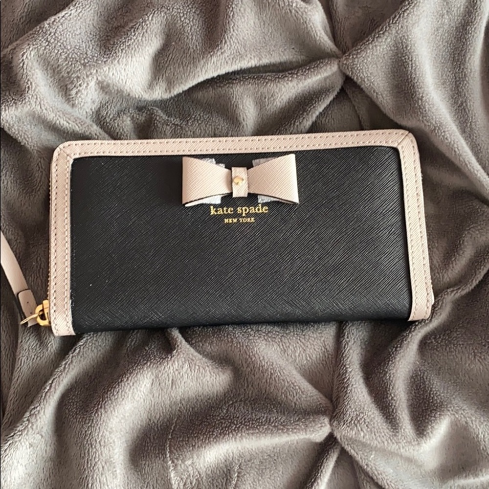 NWT Kate Spade gray and black zip wallet